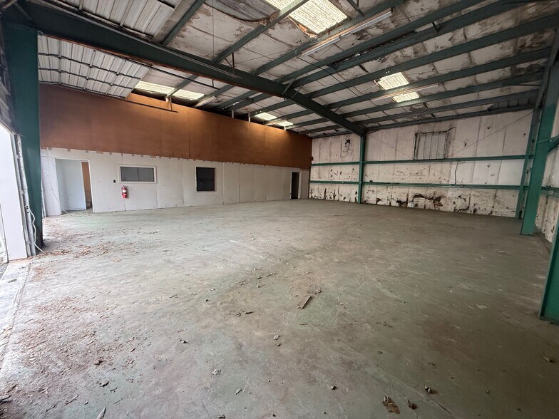 More Photos Of 2948 NE 21st Way, Gainesville Service For Lease