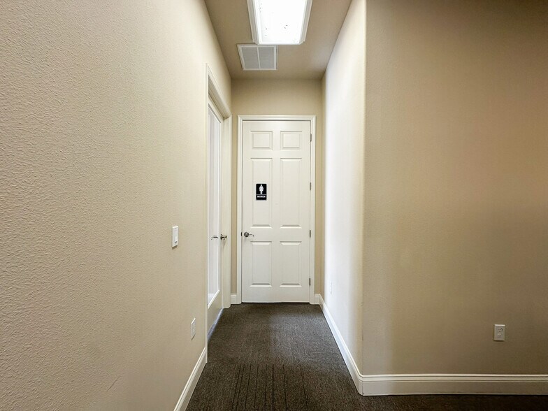 More Photos Of 170 Fitzgerald Rd, Lakeland Office For Lease