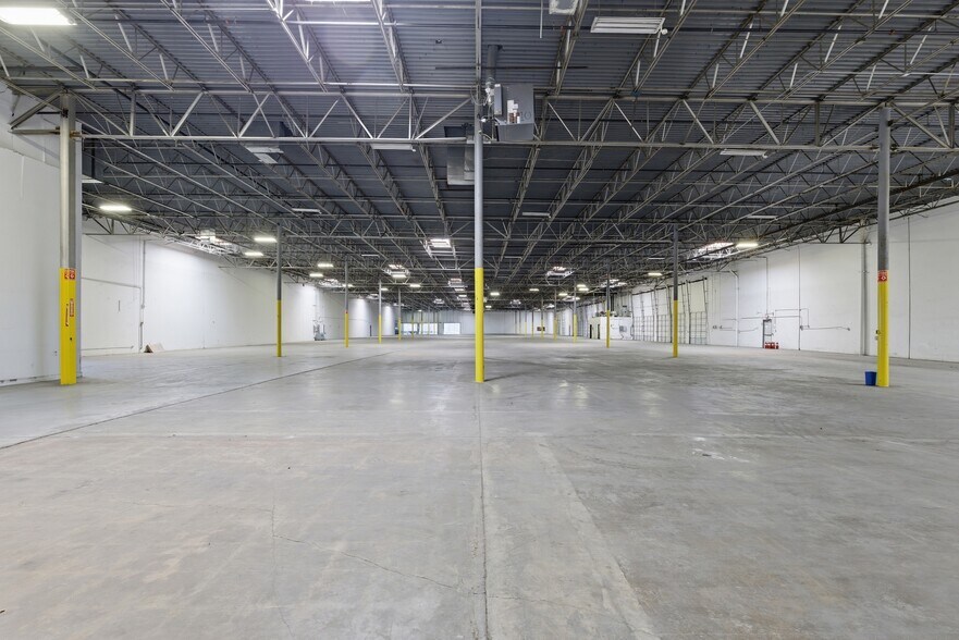 More Photos Of 13755-13775 Benchmark Dr, Farmers Branch Warehouse For Lease