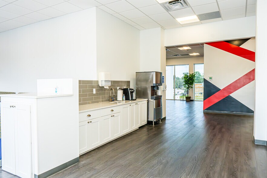 More Photos Of 3733 University Blvd W, Jacksonville Office For Lease