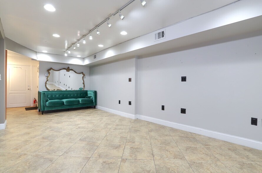 More Photos Of 693 Bergen Ave, Jersey City Storefront Retail Residential For Lease