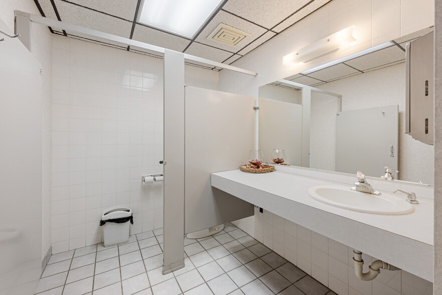 More Photos Of 5615 Brooklyn Blvd, Brooklyn Center Office For Sale