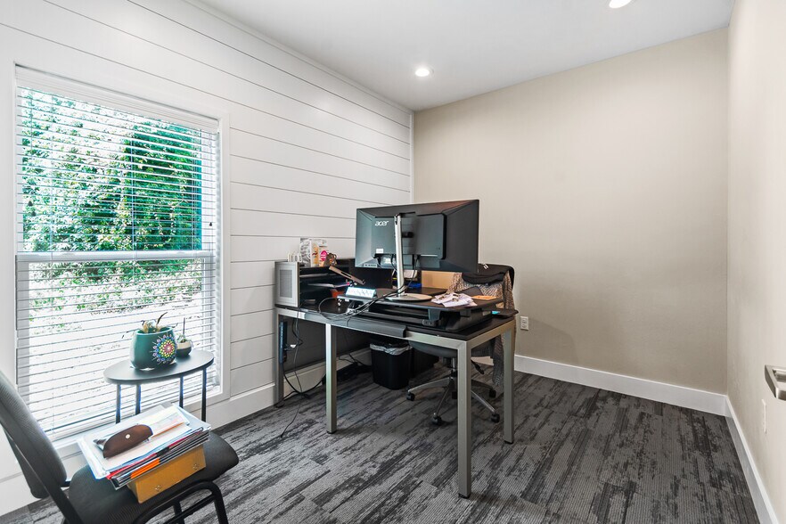 More Photos Of 2720 NW 6th St, Gainesville Medical For Lease