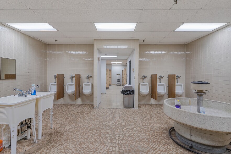 More Photos Of 2251 Sylvan Rd, East Point Warehouse For Lease