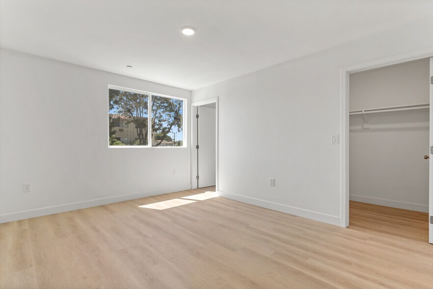 More Photos Of 707 W 80th St, Los Angeles Apartments For Sale