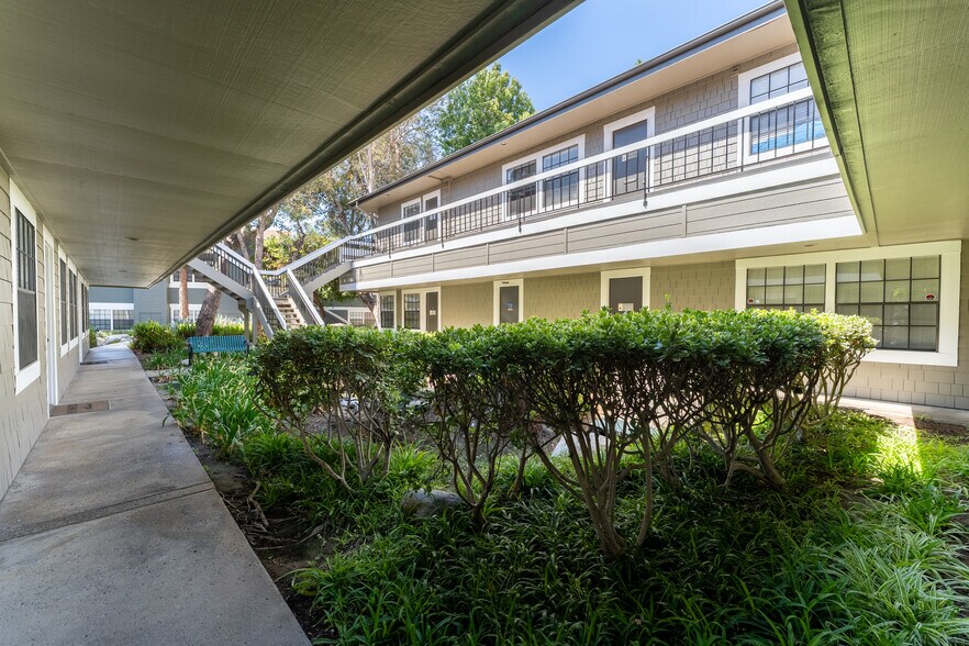 More Photos Of 2900 Bristol St, Costa Mesa Office For Sale