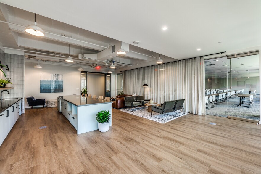 More Photos Of 2323 Victory Ave, Dallas Office For Lease