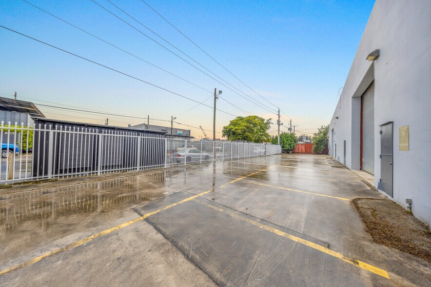 More Photos Of 3061 NW 24th St, Miami Warehouse For Lease