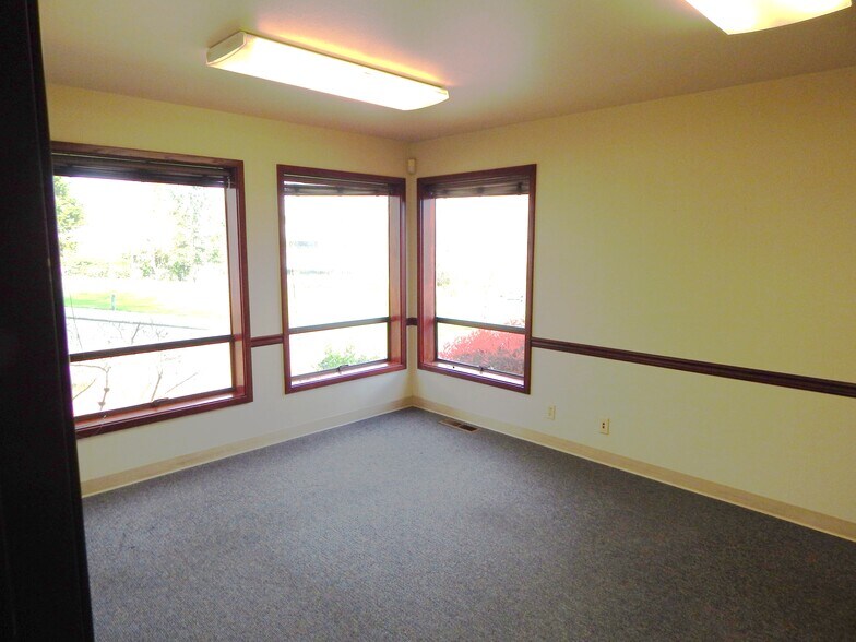 More Photos Of 272 Medical Loop, Roseburg Office For Sale