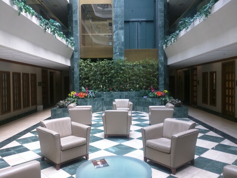 More Photos Of 360 W Butterfield Rd, Elmhurst Medical For Lease