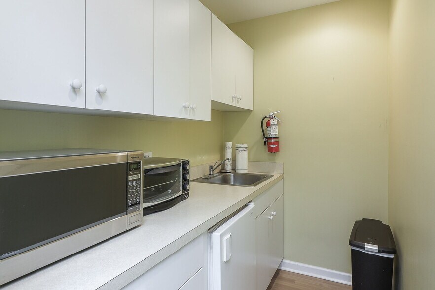 More Photos Of 152 Burlington Ave, Clarendon Hills Storefront Retail Office For Sale