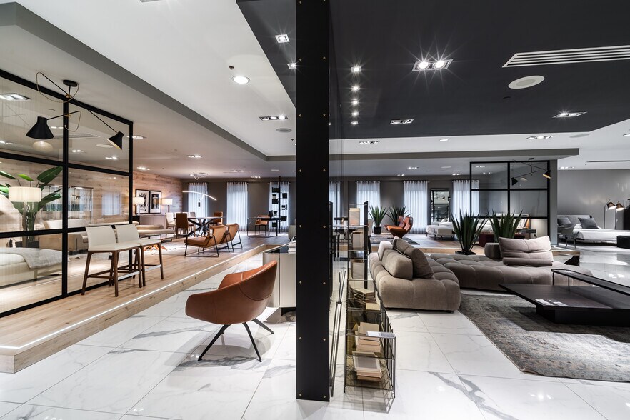 More Photos Of 9000-9012 Boul De L'acadie, Montréal General Retail For Lease