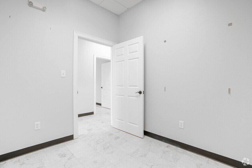 More Photos Of 7902-7904 Broadway St, Pearland Unknown For Lease