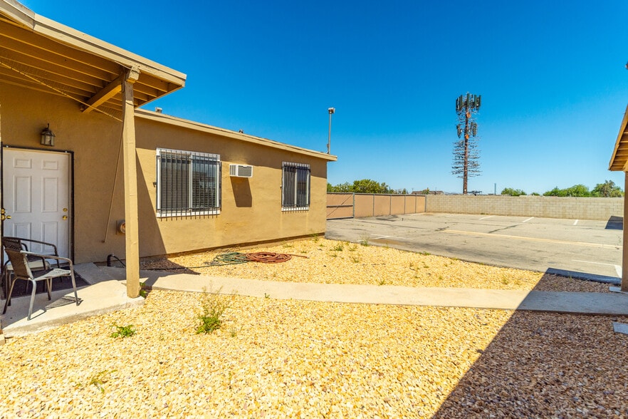 More Photos Of 8837 E Palmdale Blvd, Palmdale Research And Development For Sale