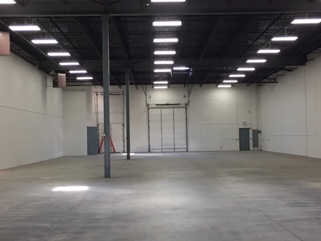 More Photos Of 953-977 S Northpoint Blvd, Waukegan Warehouse For Lease