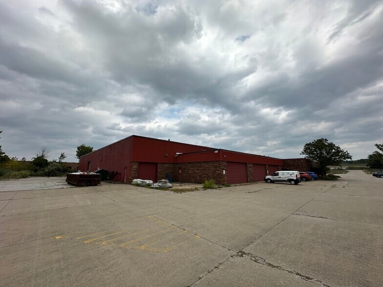 More Photos Of 7700 Oak Leaf Rd, Oakwood Village Manufacturing For Lease