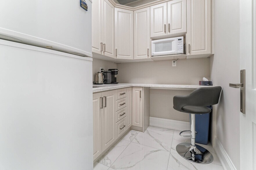 More Photos Of 7956 Torbram Rd, Brampton Flex For Lease