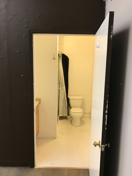 More Photos Of 513-579 Mountain View Ave, Belmont Manufacturing For Lease