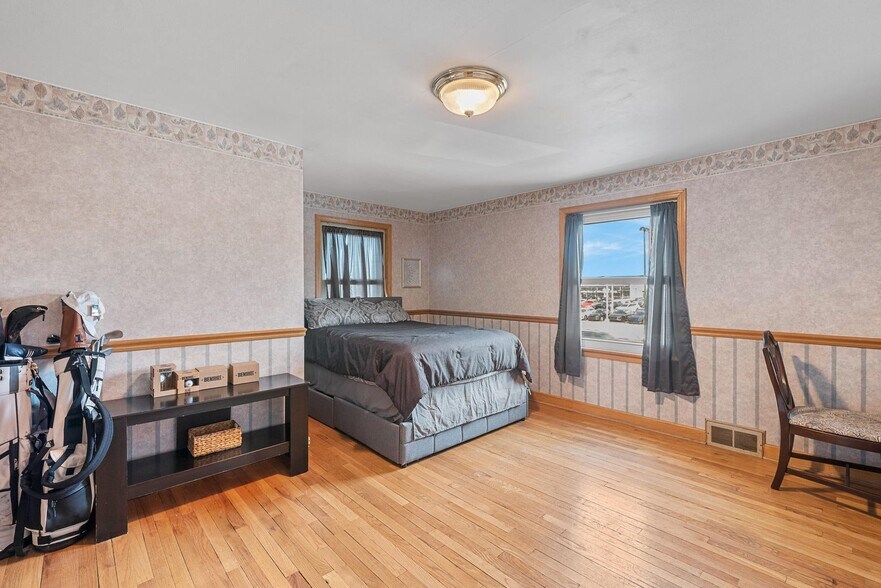 More Photos Of 1405 W Silver Spring Dr, Milwaukee Veterinarian Kennel For Sale