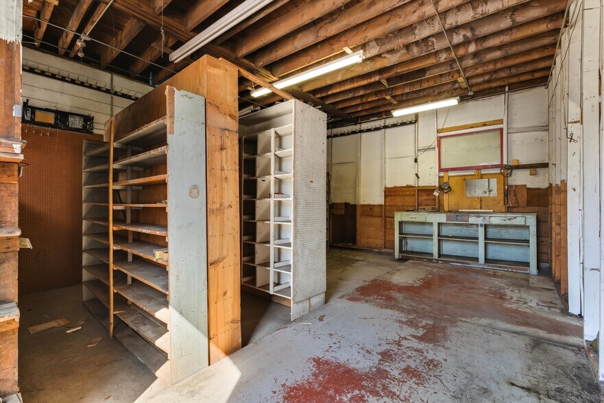 More Photos Of 201 N 2nd St, Raton Auto Repair For Sale