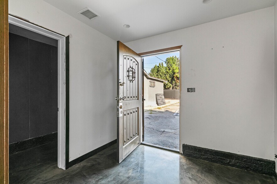 More Photos Of 5520-5522 Cahuenga Blvd, North Hollywood Freestanding For Sale
