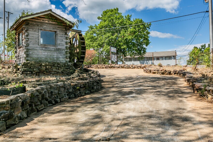 More Photos Of 1116 W Highway 76, Branson General Retail For Lease