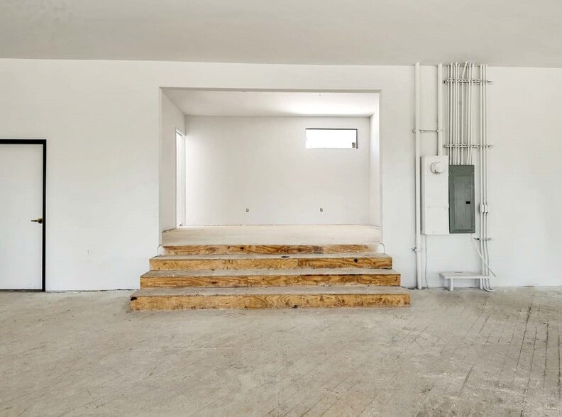 More Photos Of 6600-6610 Lexington Ave, Los Angeles Loft Creative Space For Sale