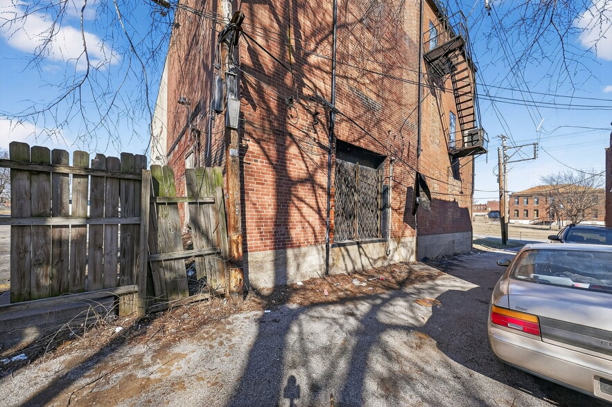 More Photos Of 2000-2014 Salisbury St, Saint Louis General Retail For Sale