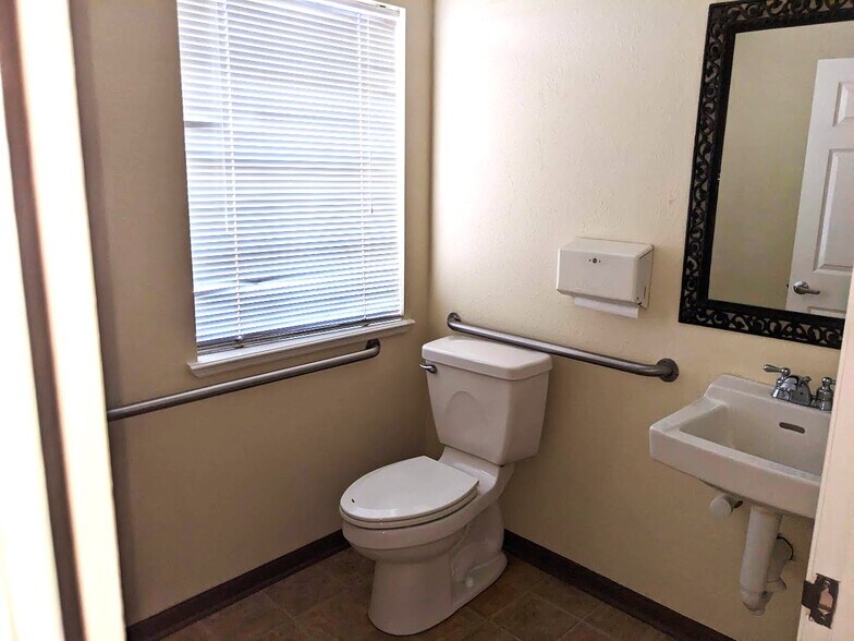 More Photos Of 214 S Burnside Ave, Gonzales Medical For Lease