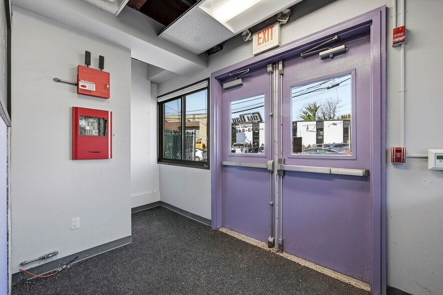 More Photos Of 104 Harbor Rd, Port Washington Office For Sale