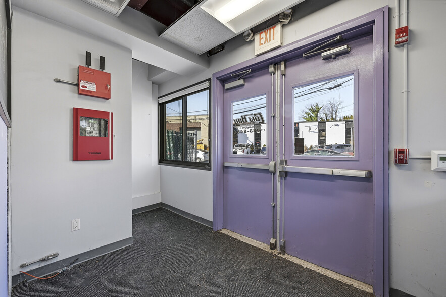 More Photos Of 104 Harbor Rd, Port Washington Office For Sale