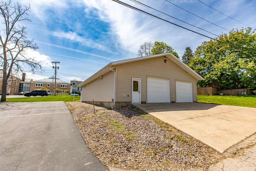 More Photos Of 308 S Montgomery St, Dodgeville Warehouse For Sale