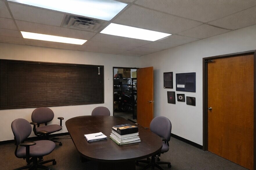 More Photos Of 10606 Shady Trl, Dallas Showroom For Sale