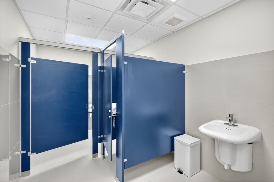 More Photos Of 260-268 Mohawk Rd, Clermont Medical For Lease