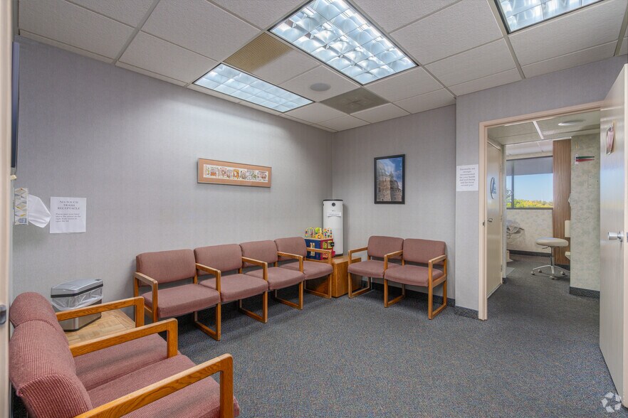 More Photos Of 7501 Hospital Dr, Sacramento Medical For Lease