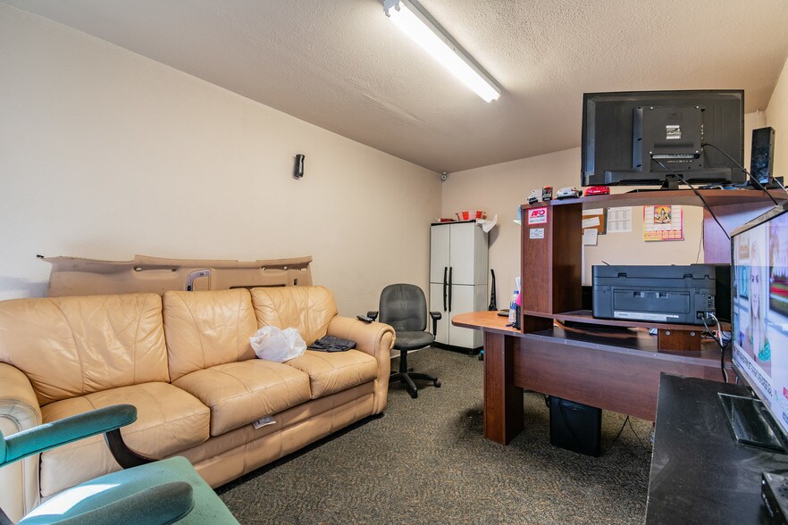 More Photos Of 4615 N 34th St, Tampa Warehouse For Sale