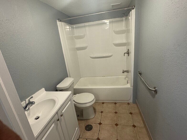 More Photos Of 11412 N Central Ave, Tampa Office For Lease