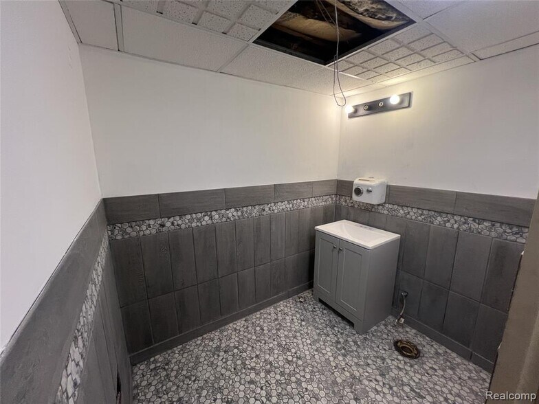 More Photos Of 3417 W Ridgeway Ave, Flint General Retail For Sale