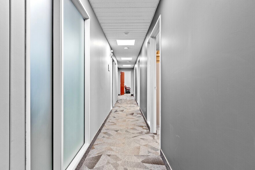 More Photos Of 135 Walgreen Rd, Ottawa Office For Lease