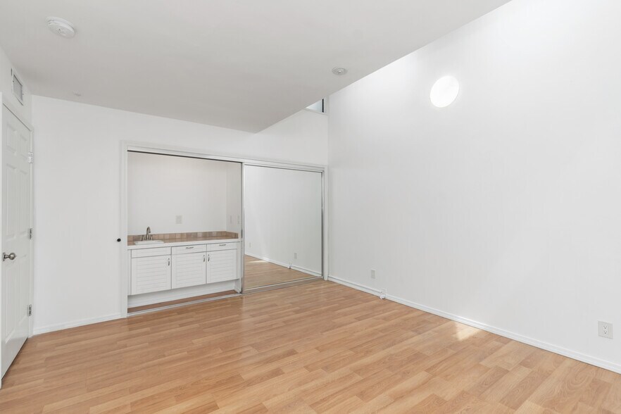 More Photos Of 16585 Pacific Coast Hwy, Sunset Beach Office Residential For Lease