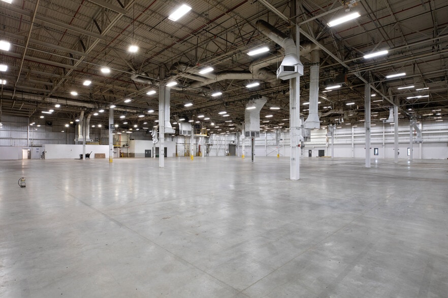 More Photos Of 11401 N Congress Ave, Kansas City Manufacturing For Lease