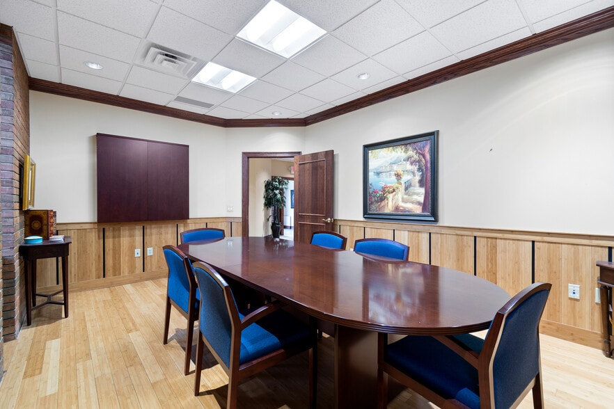 More Photos Of 81-90 N Miller Rd, Fairlawn Office For Sale