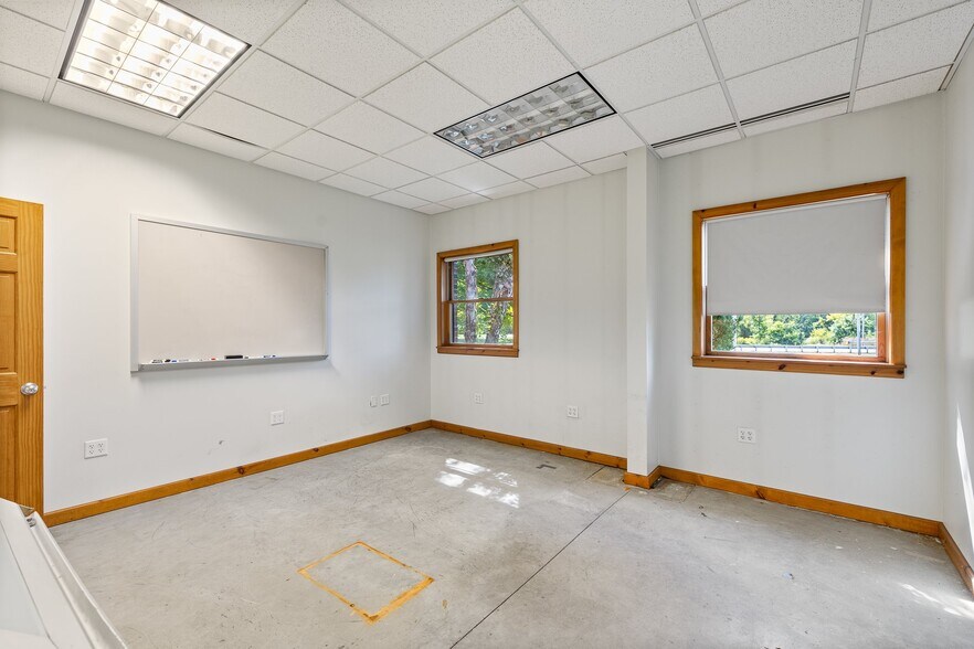 More Photos Of 9505 Emahiser rd, Caledonia Distribution For Sale