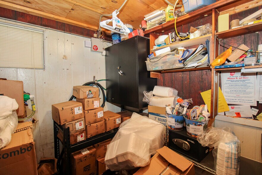 More Photos Of 54 McKinley St, Huron Bar For Sale