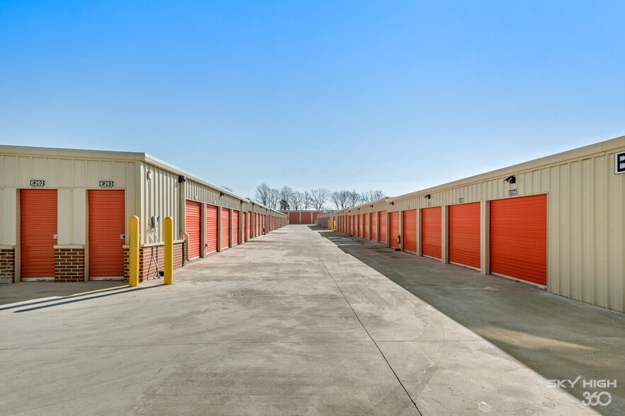 More Photos Of 174 W Stave Mill Rd, Rogers Self Storage For Lease
