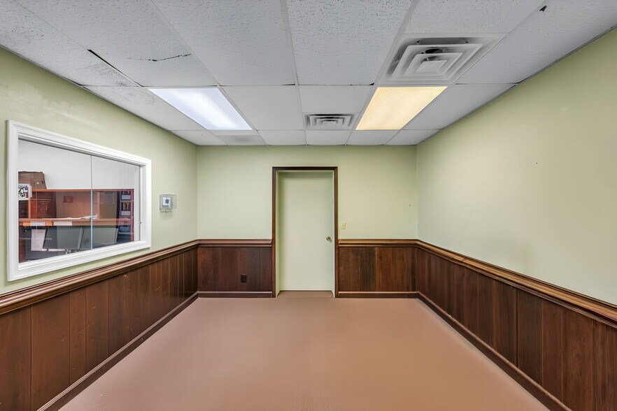 More Photos Of 600-604 W Washington St, Suffolk Storefront Retail Office For Sale