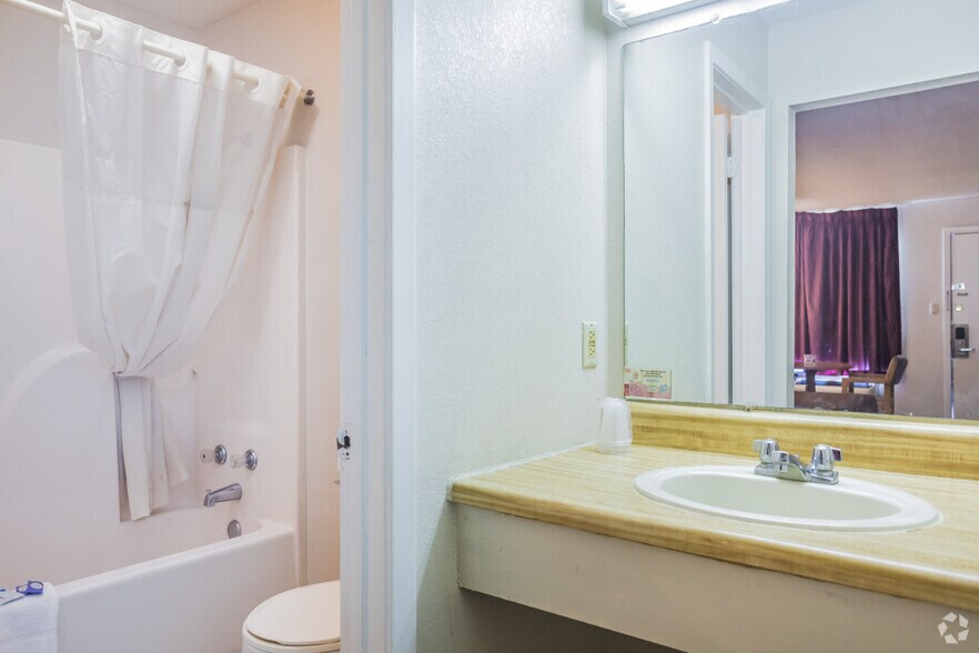 More Photos Of 2002 Walker Dr, Brinkley Hotel For Sale