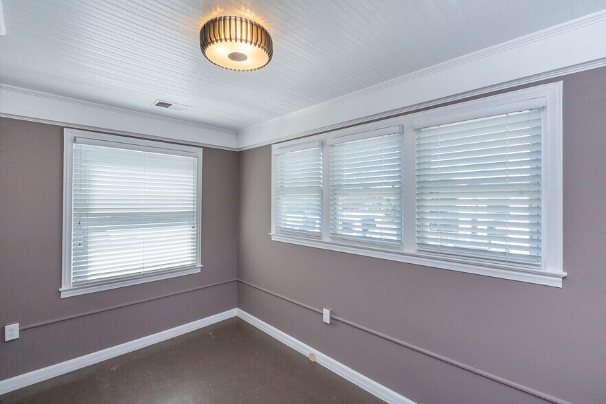 More Photos Of 2006 N Main St, Anderson Office For Sale