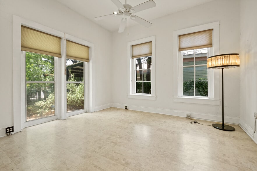 More Photos Of 1012 N Flores St, San Antonio General Retail For Lease