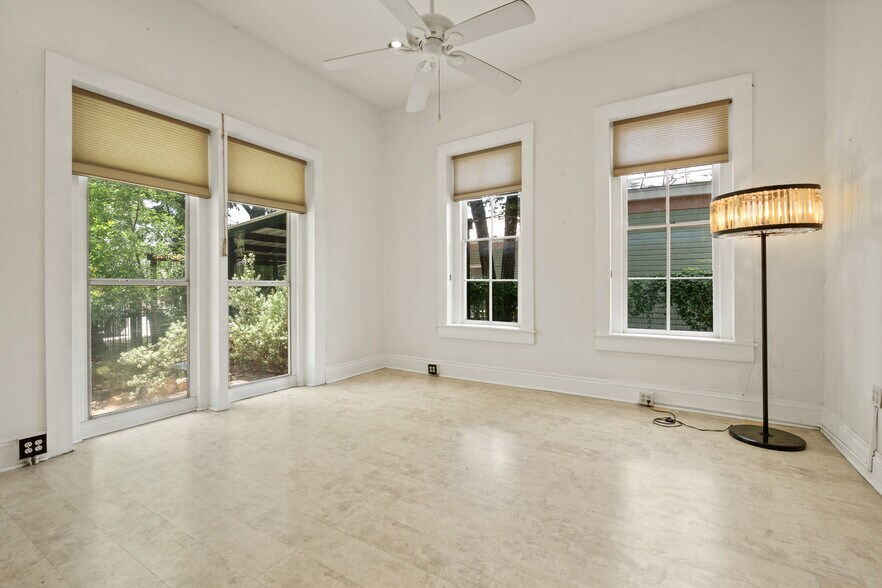 More Photos Of 1012 N Flores St, San Antonio Storefront Retail Residential For Sale